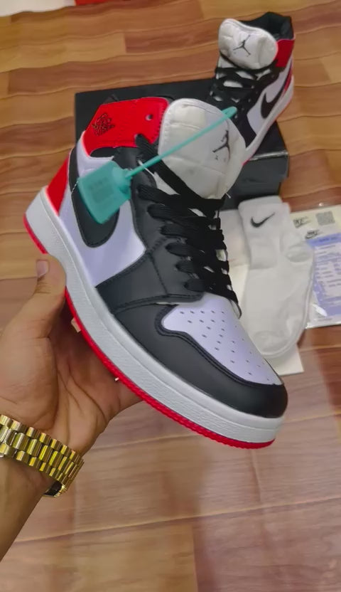 Nike Air Jordan 1 Retro- BLACK TOE