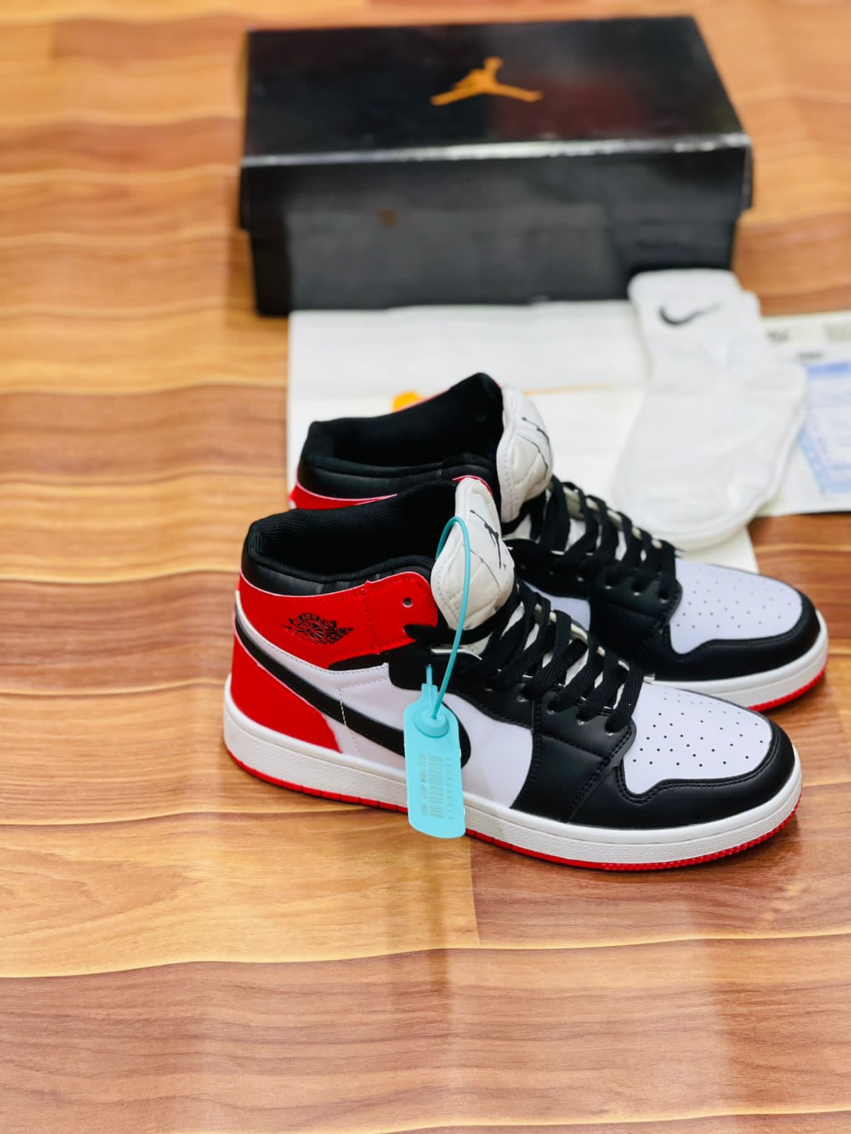 Nike Air Jordan 1 Retro- BLACK TOE