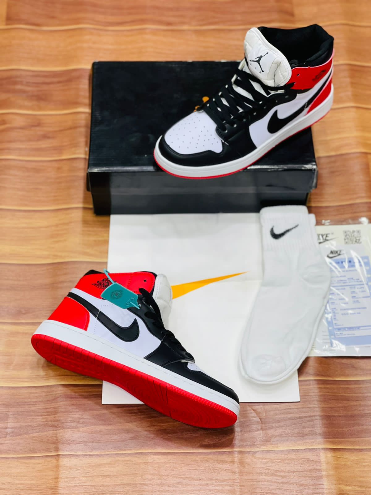 Nike Air Jordan 1 Retro- BLACK TOE