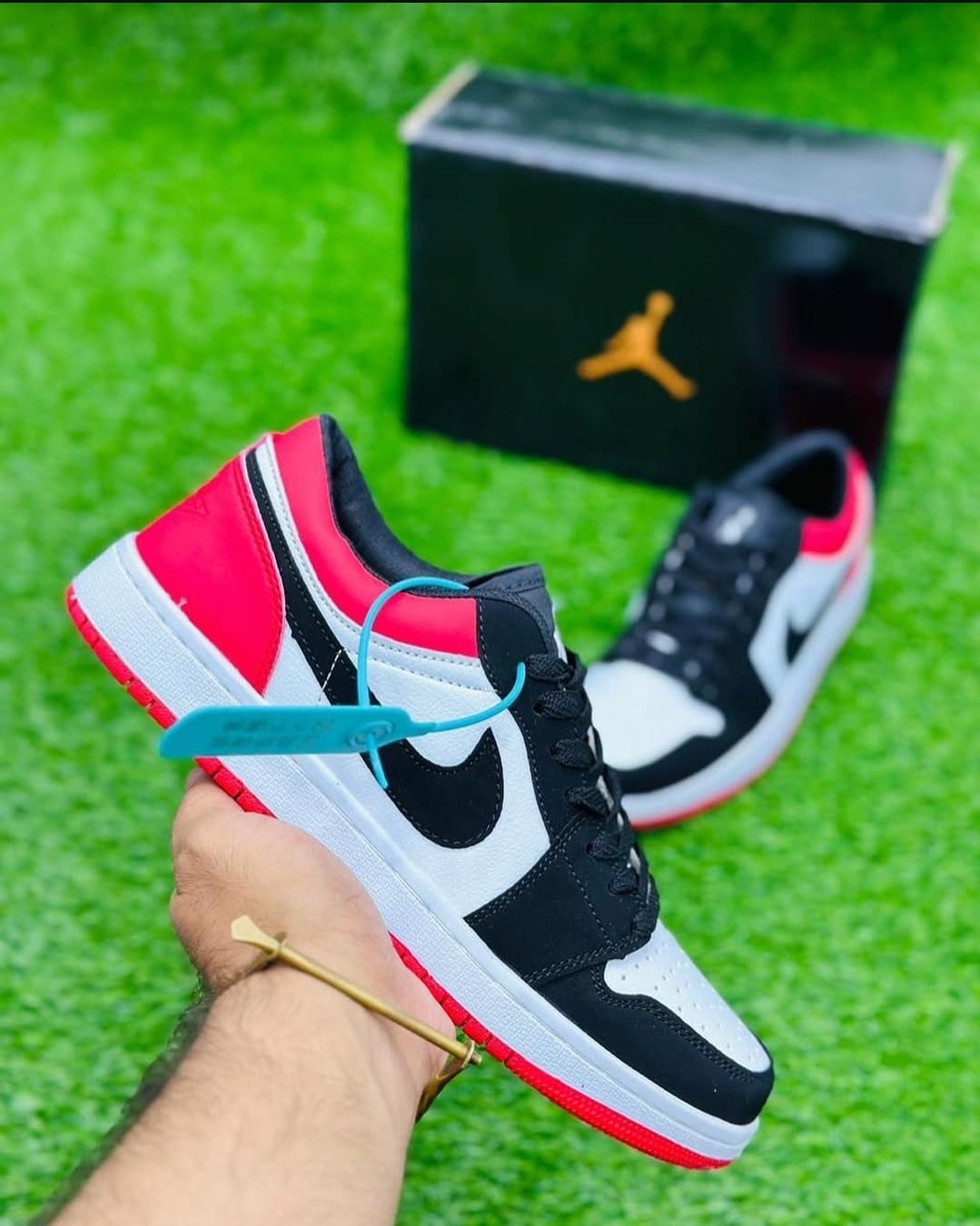 Nike Air Jordan 1 Retro- BLACK TOE