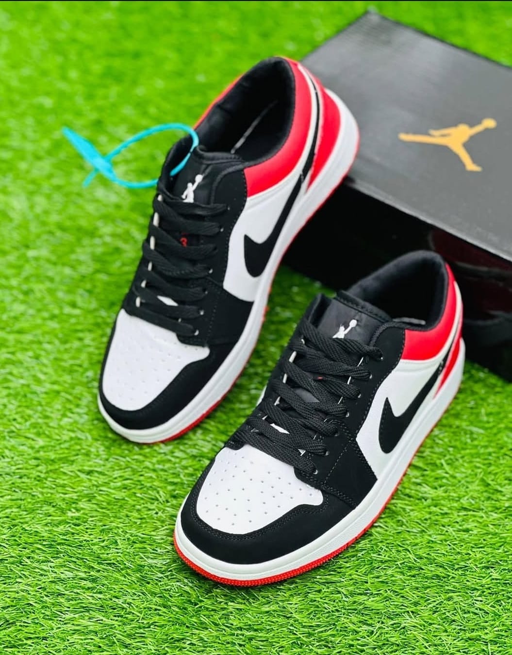 Nike Air Jordan 1 Retro- BLACK TOE