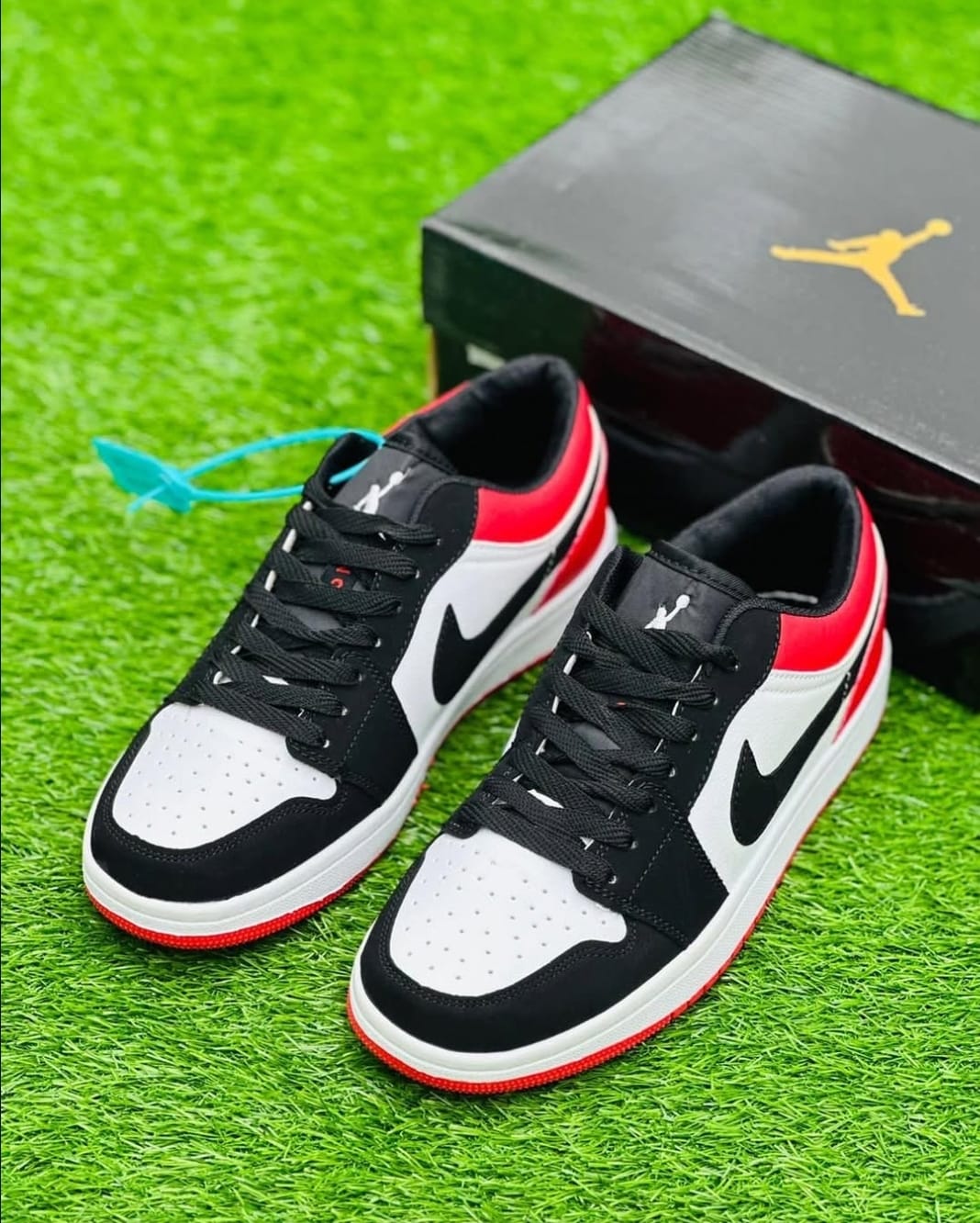 Nike Air Jordan 1 Retro- BLACK TOE
