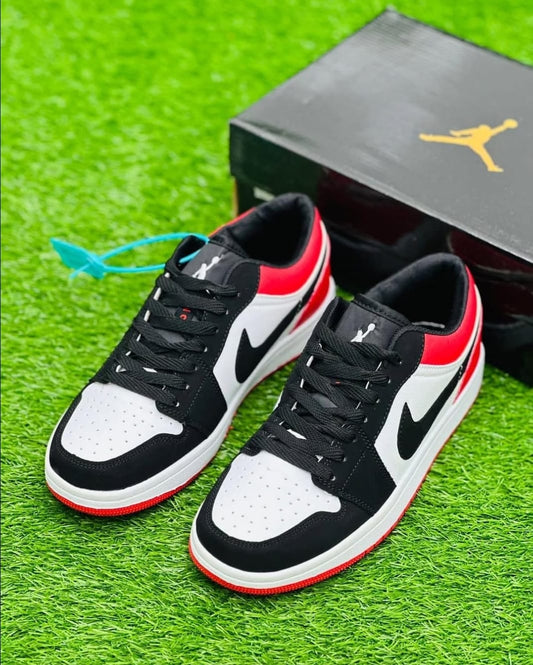 Nike Air Jordan 1 Retro- BLACK TOE